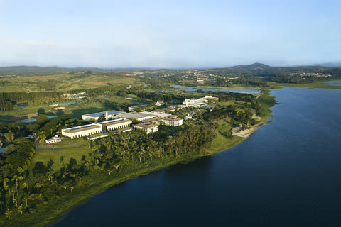 Vista aérea do Club Med Lake Paradise à beira do lago
